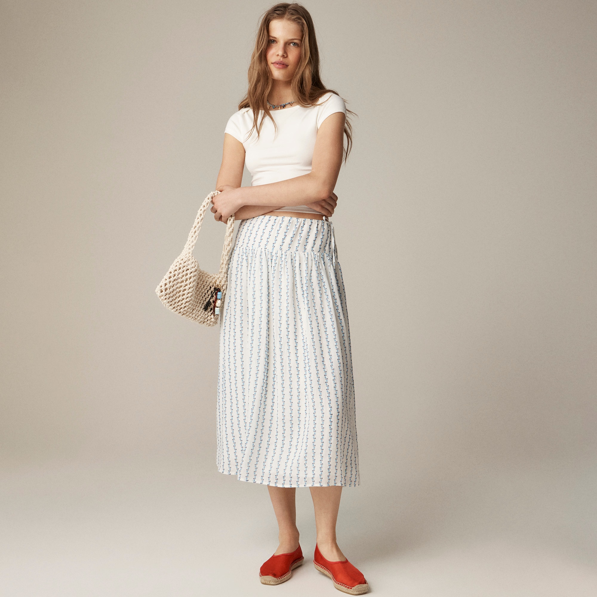 Side-tie skirt in blue daisy-print ramie